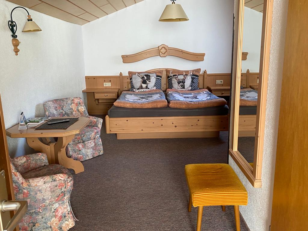 Doppelbett im Zimmer