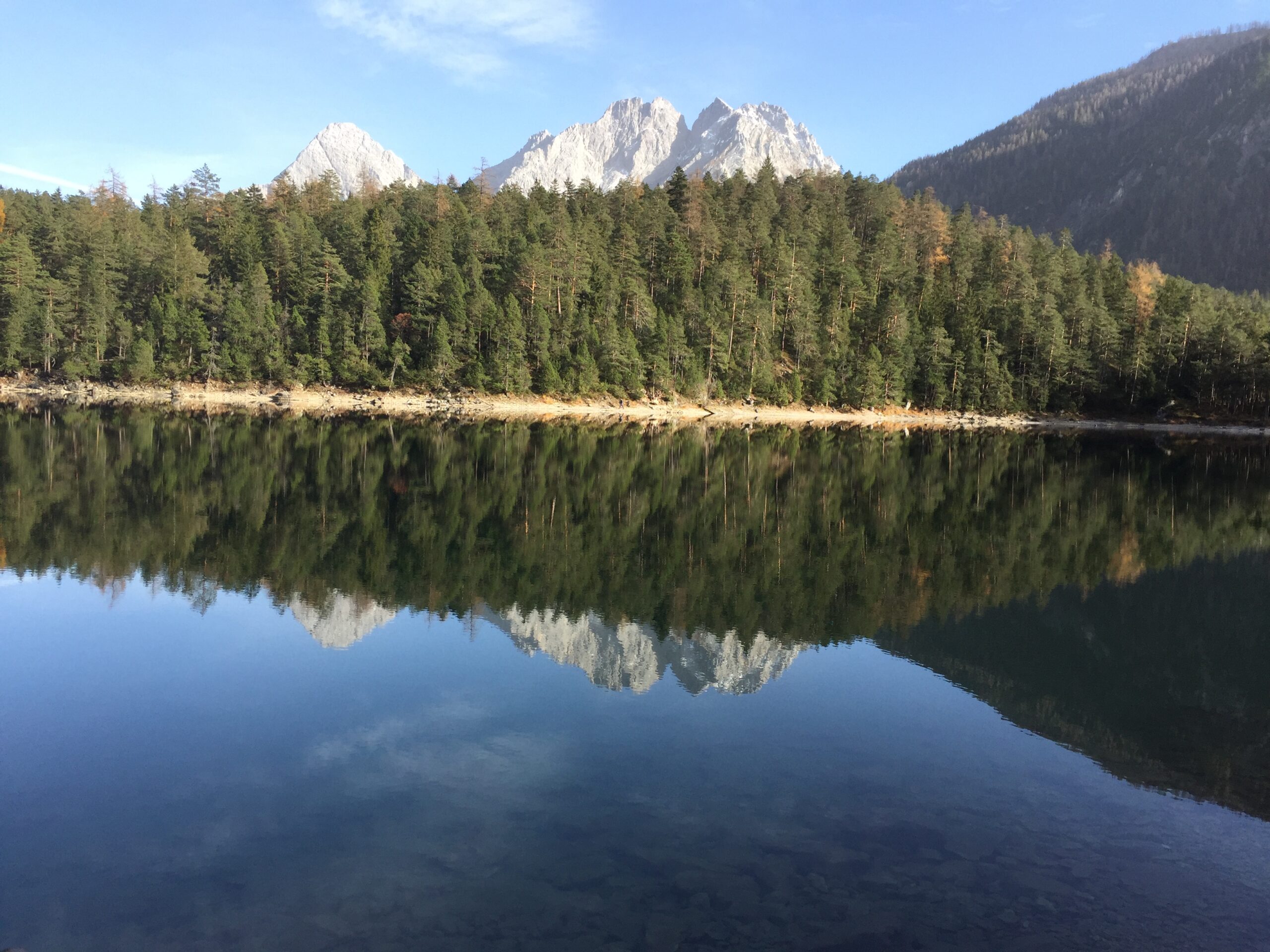 Bergsee mit Spiegelung