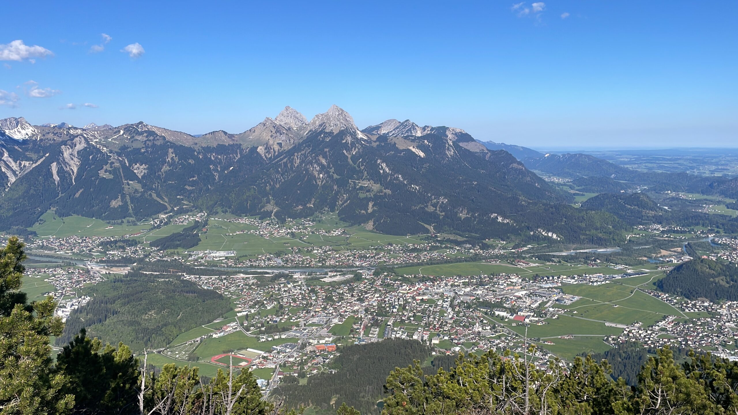 Blick auf den Hahnenkamm und das Tal