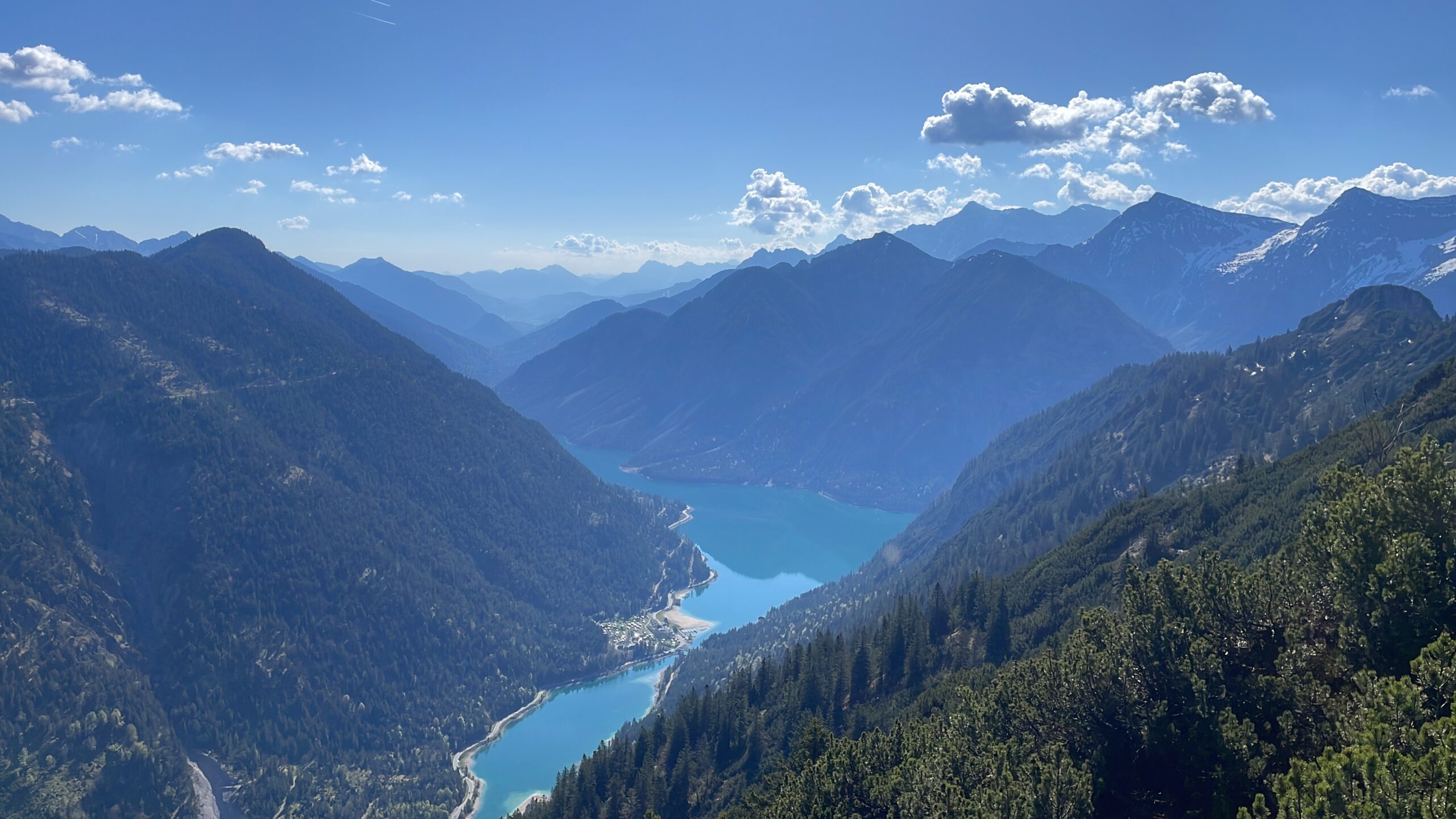 Türkiser Bergsee von oben